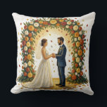 Cojín Decorativo Arco de boda romántico con rosas doradas pareja<br><div class="desc">Pintura romántica al óleo de una novia y un novio alegres que se mantienen de la mano bajo un exuberante arco floral que estalla con rosas naranjas,  amarillas,  blancas y rojas.</div>