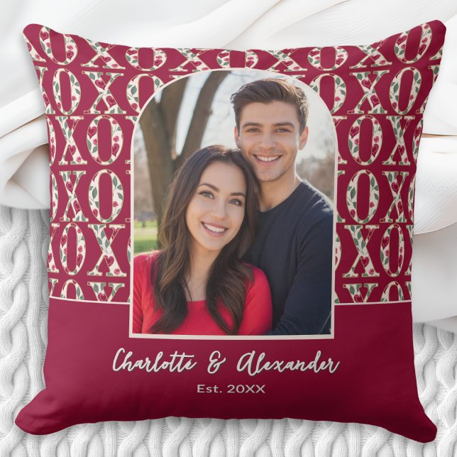Cojín Decorativo Arco de Fotos de Pareja Patrón XOXO Personalizado (A personalized red throw pillow with custom couple photo in an arch frame, with names and est. date)