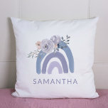 Cojín Decorativo Arcoiris azul y morado con flores<br><div class="desc">Esta almohada de diseño presenta un arcoiris polvoriento azul y violeta y un ramo de flores a juego. Añade tu nombre para personalizar.</div>