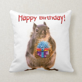 Cojín Decorativo Ardilla del feliz cumpleaños con el presente