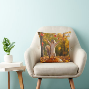 Cojín Decorativo Ardilla Feliz Lanzando Hojas de Otoño al Aire