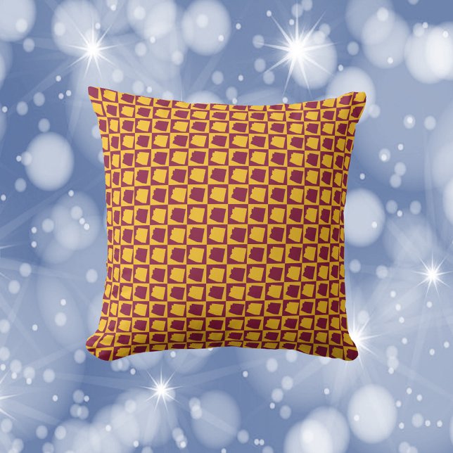 Cojín Decorativo Arizona Pop Art Pattern Maroon Yellow Gold (A throw pillow with a maroon and yellow gold pattern of the US State of Arizona.)