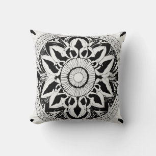 Cojín Decorativo Armonía monocroma: Simetría intrincada en negro y