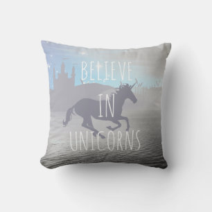 Cojín Decorativo Arte caprichoso de Cree en Unicornios