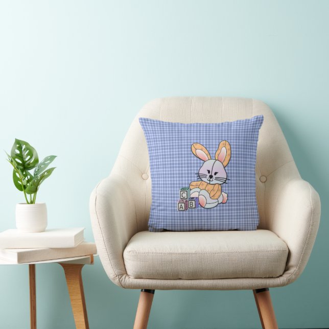Cojín Decorativo Arte de guardería con placa azul personalizado - C (Silla)