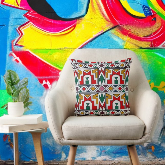 Cojín Decorativo Arte nativo de una tribu africana tradicional colo (Traditional Colorful African Tribe Native Art Throw Pillow On A Chair Colorful Backdrop)