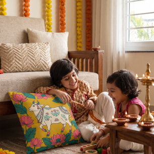 Cojín Decorativo Arte Pichwai de Vaca Asustada de Diwali