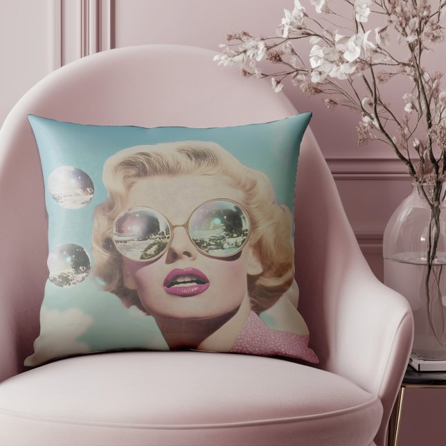 Cojín Decorativo Arte pop retro mujer rosa y azul (Elevate your style with this standout piece, ideal for lovers of vintage flair.)