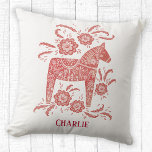 Cojín Decorativo Arte sueco de caballo de dala personalizado<br><div class="desc">Un cuadro sueco de Dala Horse,  rojo y blanco bonito. Cambie o quite el nombre en la parte delantera del personalizar. Arte original de Nic Squirrell.</div>