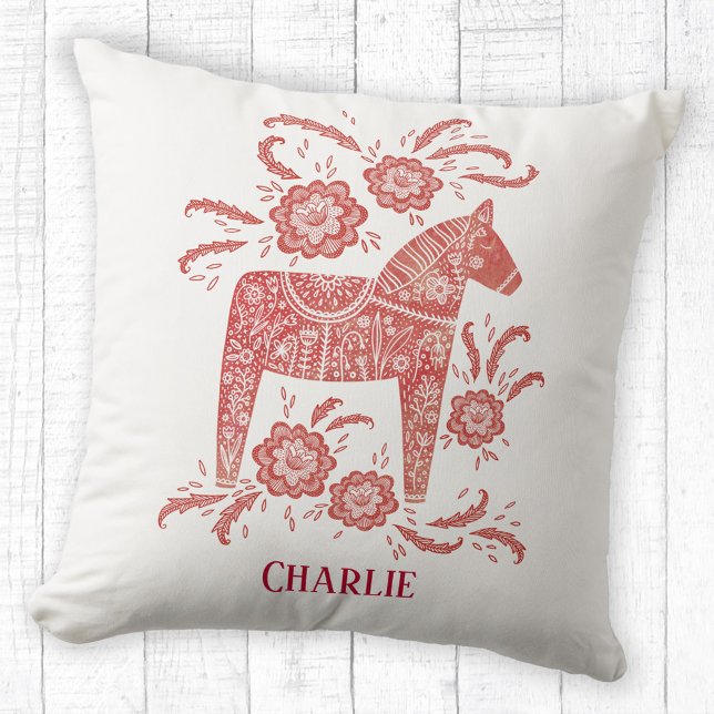Cojín Decorativo Arte sueco de caballo de dala personalizado (Personalized name Swedish Dala Horse red and white pillow)