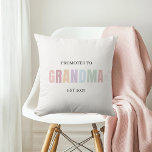 Cojín Decorativo Ascendido a la abuela EST 2025 | Pastel suave<br><div class="desc">Celebra la alegre noticia con estilo con esta almohada de lanzamiento "Promoted to Grandma EST 2025", diseñada en una suave paleta de colores pastel sobre un fondo limpio y minimalista. Esta almohada decorativa, un hermoso regalo para las abuelas nuevas o futuras, le da un toque de corazón a cualquier sofá,...</div>