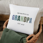 Cojín Decorativo Ascendido al abuelo EST 2025 | Pastel suave<br><div class="desc">Marcar el comienzo de un hermoso capítulo con esta acogedora almohada "Ascendida al abuelo EST 2025". Diseñado en tonos pastel suaves y neutros, ofrece un toque acogedor a cualquier espacio, perfecto para celebrar a un abuelo por primera vez. Ya sea que se utilice como invitación de embarazo, regalo del Día...</div>