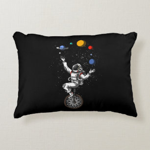Cojín Decorativo Astronauta espacial malabarista planetas astronomí