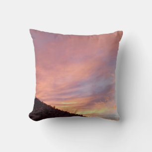Cojín Decorativo Atardecer Sereno Sobre Cresta Montañosa Con Naranj