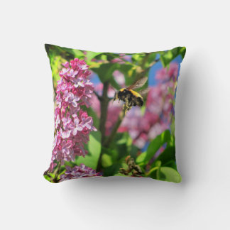 Cojín Decorativo Aterrizaje de burbujas en Lilacs