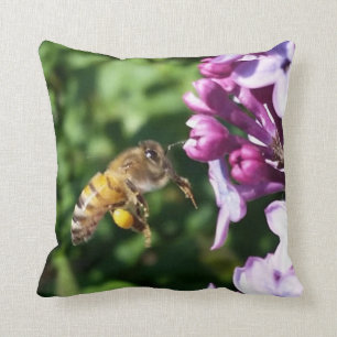 Cojín Decorativo Aterrizaje de la abeja de la miel en las lilas