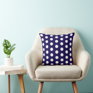 Cojín Decorativo Audaces puntos de polka blanco en azul marino