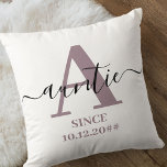 Cojín Decorativo Auntie Monogram Elegant Script Mauve<br><div class="desc">Almohada para las tías - nueva o de larga duración, que se puede personalizar con la fecha en que se convirtieron en tía. Este diseño minimalista de moda tiene una sutil paleta de colores de malva, blanco y negro. Tiene un monograma de tía, con la letra inicial A y el...</div>