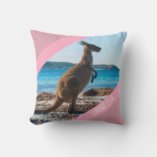 Cojín Decorativo Australia: El canguro en la playa, el acento rosa