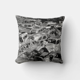 Cojín Decorativo Automóviles de época escapando en un patio de coch