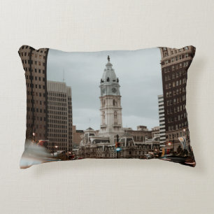 COJÍN DECORATIVO AUTOS EN CARRETERA CERCA DE EDIFICIOS DE ALTO AUME