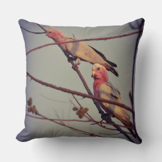 Cojín Decorativo Aves de Galah en el árbol 2