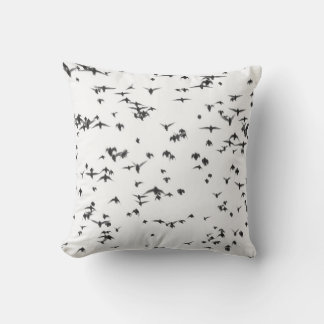COJÍN DECORATIVO AVES NEGRAS VOLANDO EN EL CIELO