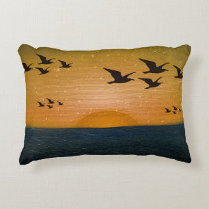 Cojín Decorativo Aves volando sobre el atardecer