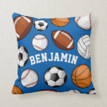 Cojín Decorativo Azul conocido personalizado All Star de los<br><div class="desc">Una almohada de tiro azul que ofrecía un surtido de bolas de los deportes y un punto para el nombre de su beneficiario del regalo se centró dentro de ellos.</div>