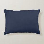 Cojín Decorativo Azul marino<br><div class="desc">Esta sombra oscura del color más popular del mundo fue alguna vez llamada azul marino y ha sido utilizada por la Marina Británica desde el siglo XVIII. El azul marino representa la confianza y la estabilidad y es menos atractivo para la atención que los tonos azules más claros. El azul...</div>