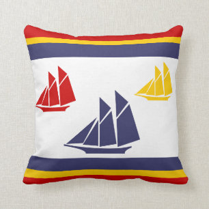 Cojín Decorativo azul marino, amarillo y rojo barco de vela blanco