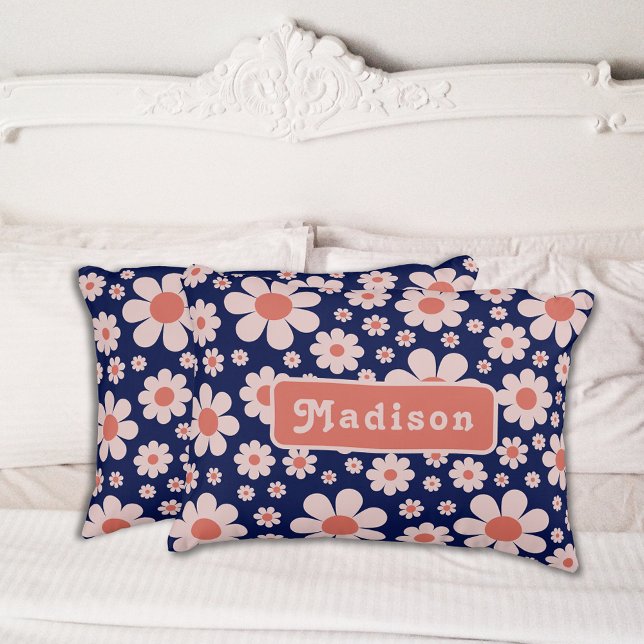 Cojín Decorativo Azul marino floral retro 70 personalizado (Retro 70s vintage daisy navy blue and orange pattern groovy typography personalized pillow)