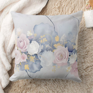 COJÍN DECORATIVO AZUL PASTEL CON FLORES DE ROSA ROSADAS Y BLANCAS