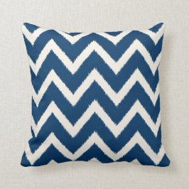 Cojín Decorativo Azules marinos del zigzag de Chevron Ikat
