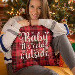 Cojín Decorativo Baby It's cold Outside Cute Christmas<br><div class="desc">Lindo diseño de Cojin Decorativo con la Frase" BABY IT'S COLD OUTSIDE" con linda tipografia navideña en color blanco y de bajo un Fondo en Tela Estilo buffalo en color rojo y negro. Ideal para decorar su Sala o Habitacion en esta Navidad!. No lo piense y adquiera este lindo diseño...</div>