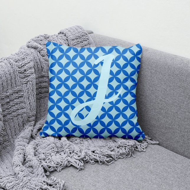 Cojín Decorativo Baldosas de verano con círculos azules para bebés (Summer tile with azure circles on baby blue throw pillow)
