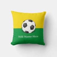 Balón de fútbol sobre fondo amarillo y verde
