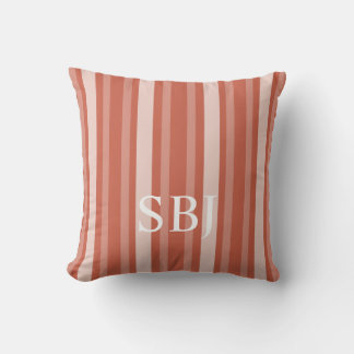 Cojín Decorativo Banda victoriana de coral oscuro con monograma