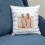 Cojín Decorativo Bandas azules Pastel de agua moderna | Foto<br><div class="desc">Las almohadas hacen regalos prácticos y reflexivos, ofreciendo comodidad y relajación al destinatario. Aquí hay una descripción de las almohadas como regalo: Regale el máximo confort y relajación con estas almohadas de lujo. Estas almohadas, elaboradas con los mejores materiales, están diseñadas para ofrecer una experiencia de sueño agradable y promover...</div>