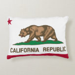 COJÍN DECORATIVO BANDERA DE CALIFORNIA<br><div class="desc">La bandera del oso es la bandera oficial del estado de California. El precursor de la bandera era primer volada durante la rebelión de la bandera de 1846 osos y también era conocido como la bandera del oso.</div>