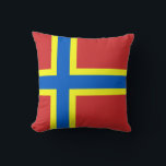Cojín Decorativo Bandera de Orkney<br><div class="desc">Tirar almohada con diseño con una bandera del histórico condado de Orkney,  en Escocia,  Gran Bretaña; bandera roja con cruz nórdica azul y amarilla</div>