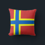 Cojín Decorativo Bandera de Orkney<br><div class="desc">Tirar almohada con diseño con una bandera del histórico condado de Orkney,  en Escocia,  Gran Bretaña; bandera roja con cruz nórdica azul y amarilla</div>