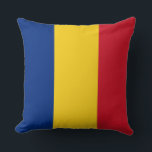 Cojín Decorativo Bandera de Rumania patriótica rumana<br><div class="desc">Bandera patriótica rumana Drapelul României Los colores de la bandera nacional de Rumania en rumano: Drapelul României tienen una larga historia. El rojo, el amarillo y el azul fueron encontrados en las subvenciones reales de Michael el Brave de finales del siglo XVI, así como en escudos y pancartas. rumania, rumania,...</div>