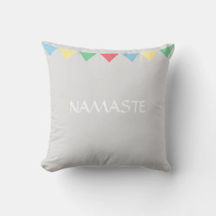 Cojín Decorativo Banderas multicolores Namaste sobre color plateado