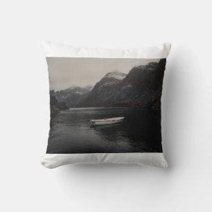 COJÍN DECORATIVO BARCO BLANCO EN CUERPO DE AGUA CERCA DE MONTAÑAS