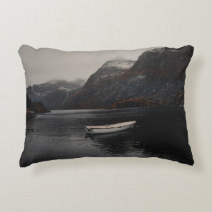 COJÍN DECORATIVO BARCO BLANCO EN CUERPO DE AGUA CERCA DE MONTAÑAS