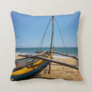 Cojín Decorativo Barco de pesca amarrado en la playa