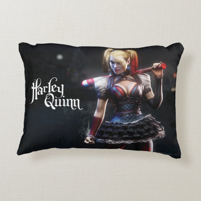 Cojín Decorativo Batman Arkham Knight | Harley Quinn con murciélago (Reverso)