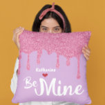 Cojín Decorativo BE MINE PINK VALENTINES GLITTER DRIP Heart Custom<br><div class="desc">Happy Valentine's Day. A cute and romantic Valentine's Day gift for her! Get these stylish and chic Happy Valentine's Day pink glitter drip custom throw pillow for your beloved one. Our design features a beautiful and elegant background pattern of mixed pink and purple fluid colors and with the modern and...</div>