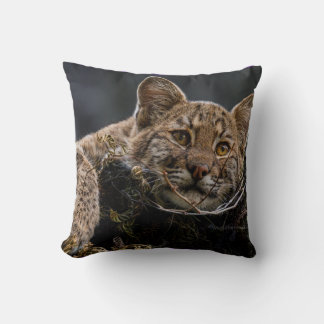 Cojín Decorativo Bebé Bobcat mintiendo en el árbol